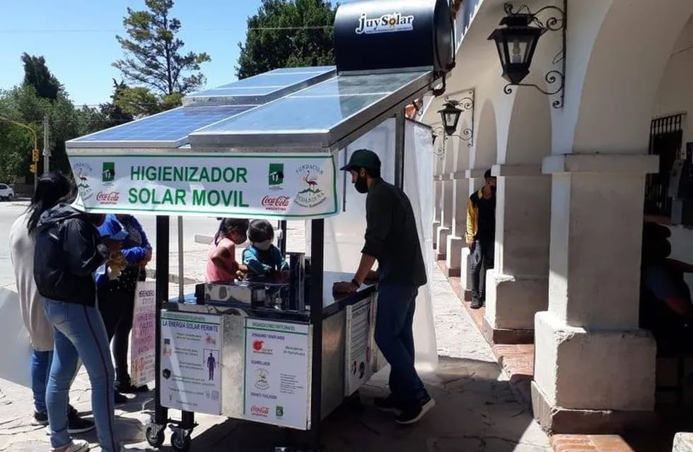 El primer "Higienizador Solar Móvil" desarrollado en Jujuy, entregado por la fundación EcoAndina en Humahuaca.