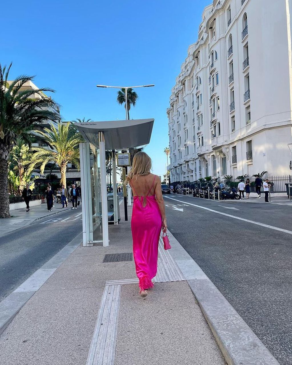 Flavia Palmiero y su outfit total pink para el festival de cine más importante del mundo.