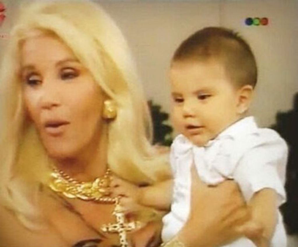 Tyago Griffo en brazos de Susana Giménez, en una visita de su mamá Gladys La Bomba Tucumana al programa de la diva de la TV.