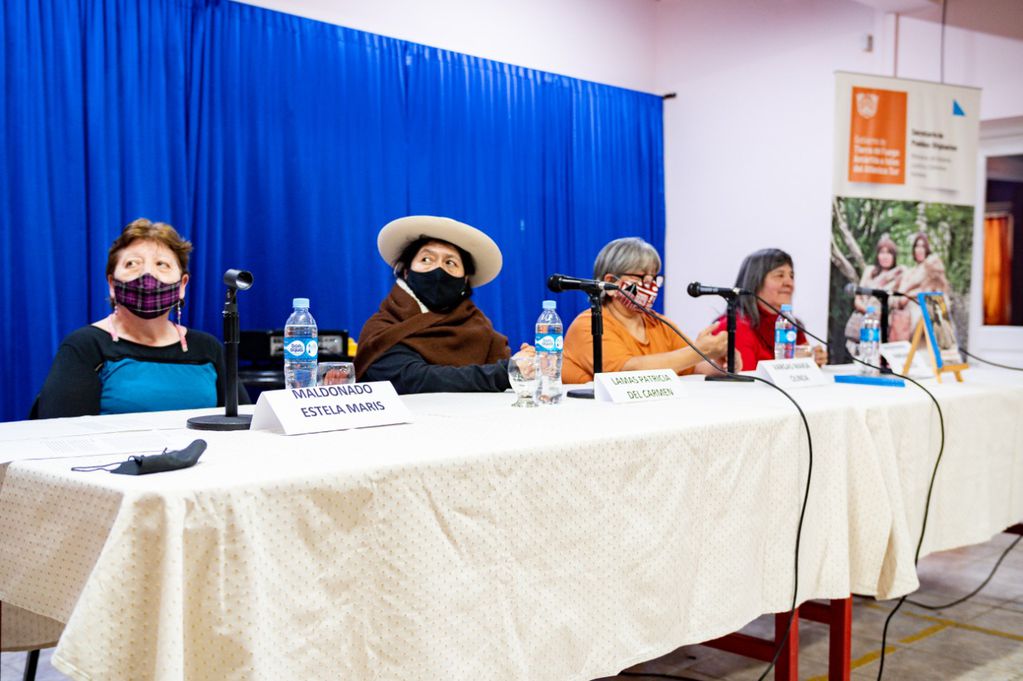 Panel de mujeres invitadas a conmemorar el Día internacional de la mujer indígena.