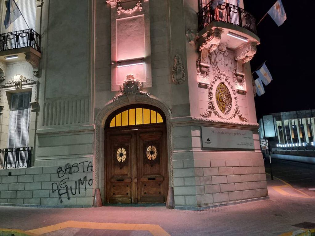 El Concejo Municipal también fue vandalizado horas después de la protesta.