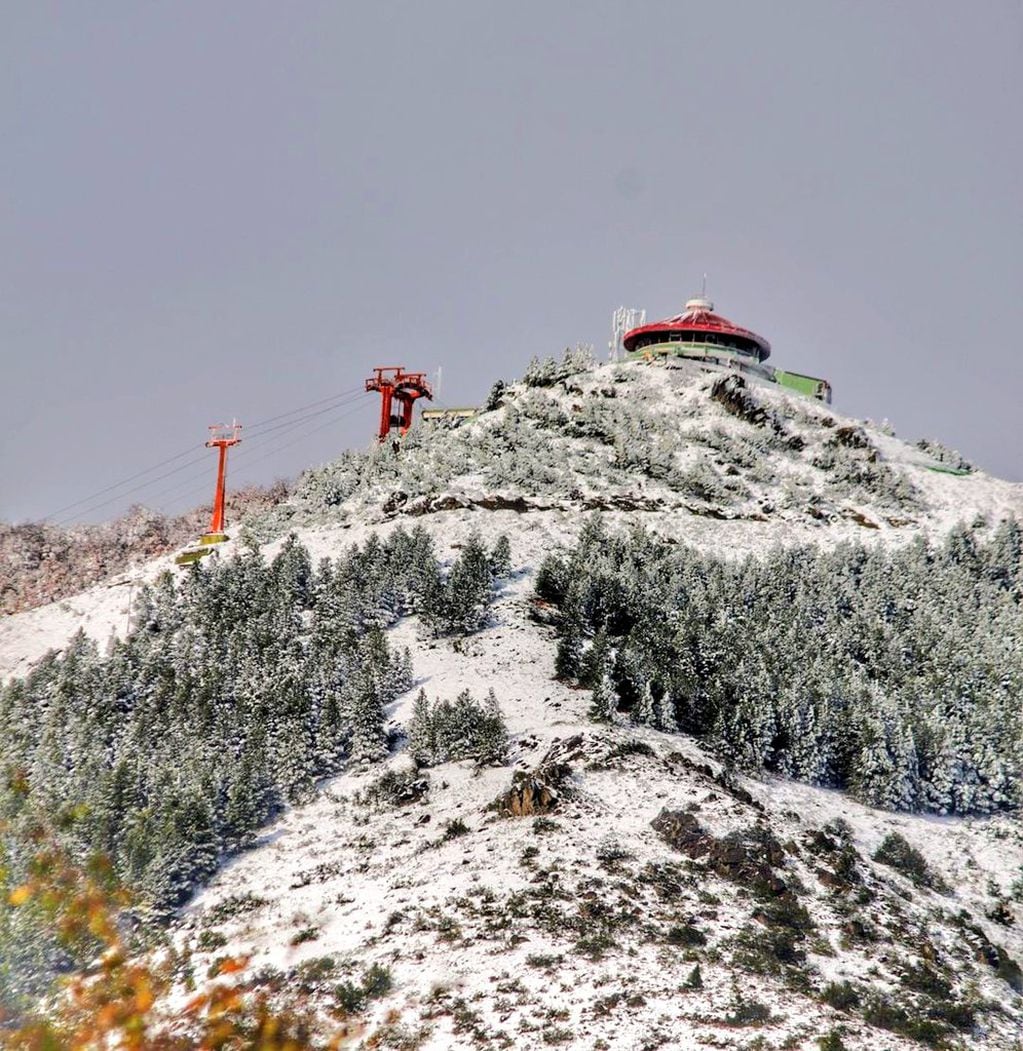 El Cerro Otto cubierto de nieve.