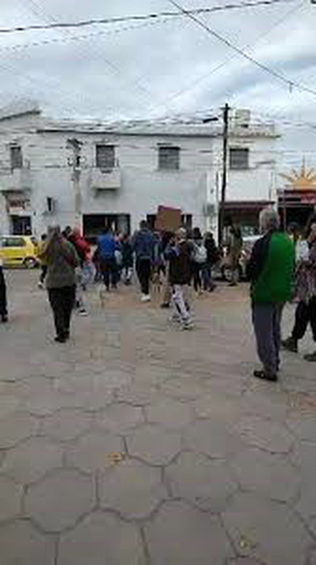 Marcha en Capilla del Monte por la liberación del único imputado por el femicidio de Cecilia Basaldua. (Captura de pantalla video "Jota fm").