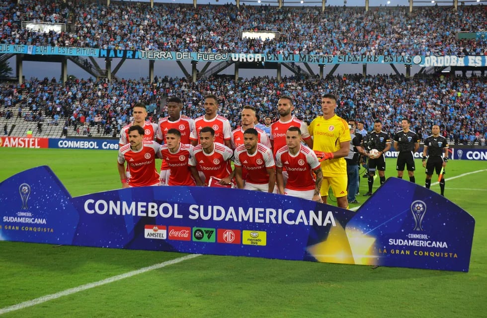 Los hinchas del Inter de Brasil que vinieron a Córdoba alentaron por Instituto.