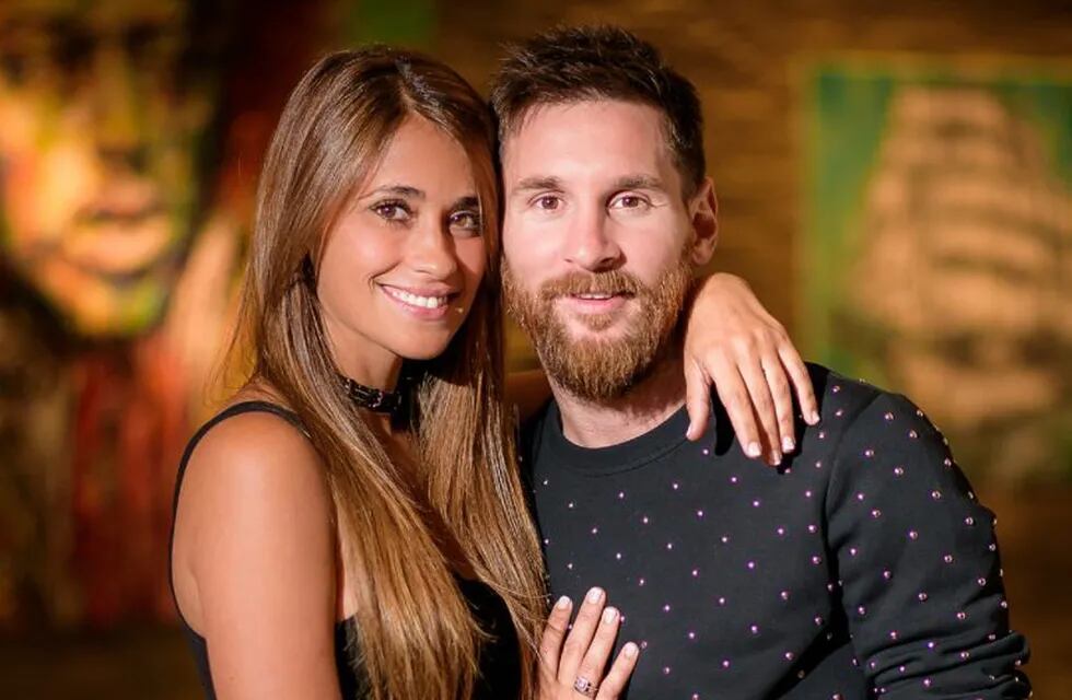 Antonela Roccuzzo recibió un ramo de flores de Lionel Messi. (@antonelaroccuzzo)