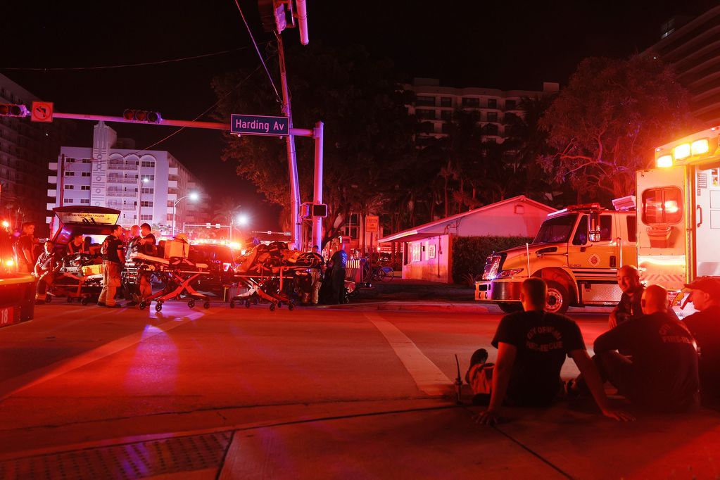 Bomberos y rescatistas trabajan en el derrumbe de un edificio en Miami, Estados Unidos.