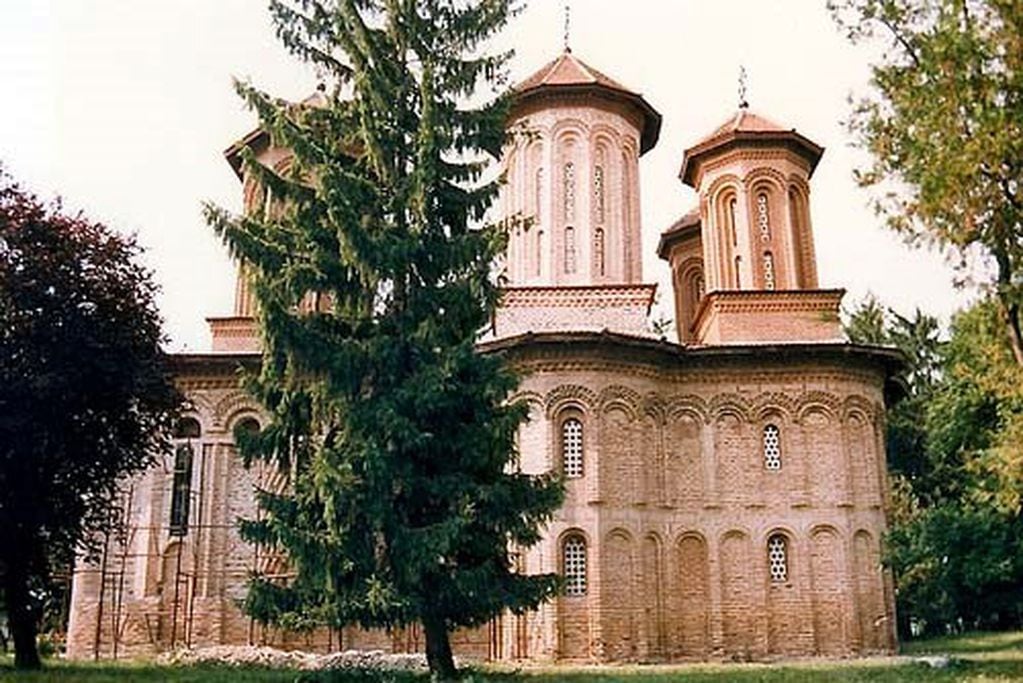 monasterio a orillas del lago Snagov (web)
