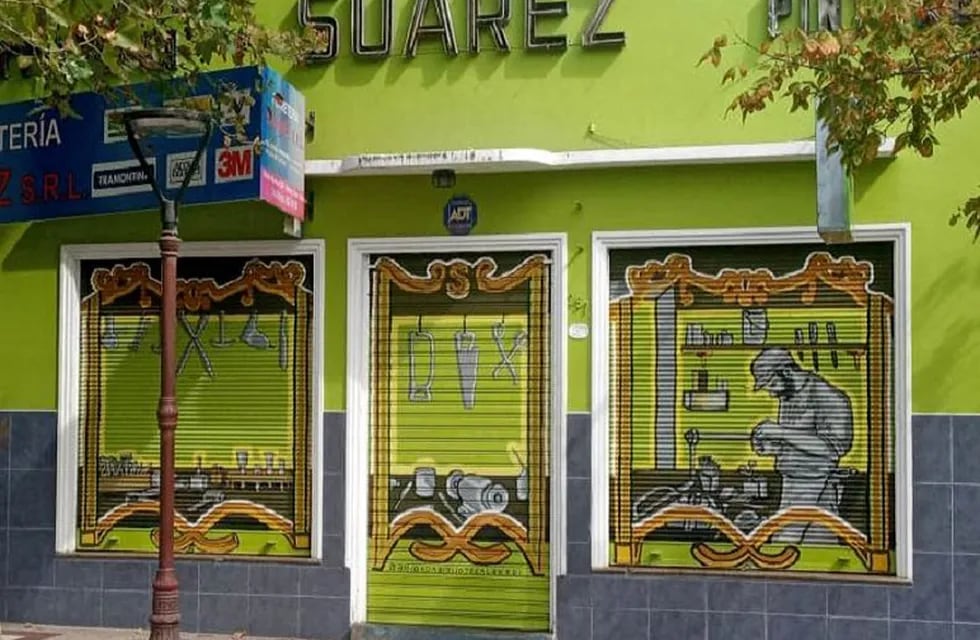 La comuna de Godoy Cruz puso en marcha un proyecto para que comerciantes de la calle Perito Moreno transformen esa arteria en una galería cultural pintando sus persianas. Gentileza MGC