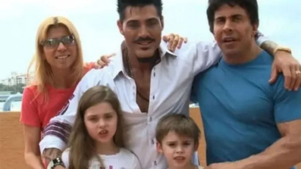 Ricardo Fort junto a sus hijos, Gustavo Martínez y Marisa López.