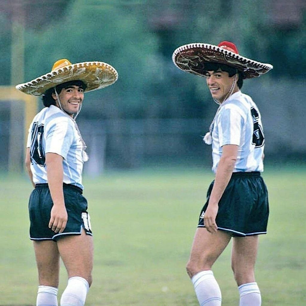 Diego Maradona y Daniel Passarella, posando para una producción de fotos previa al Mundial de México de 1986.