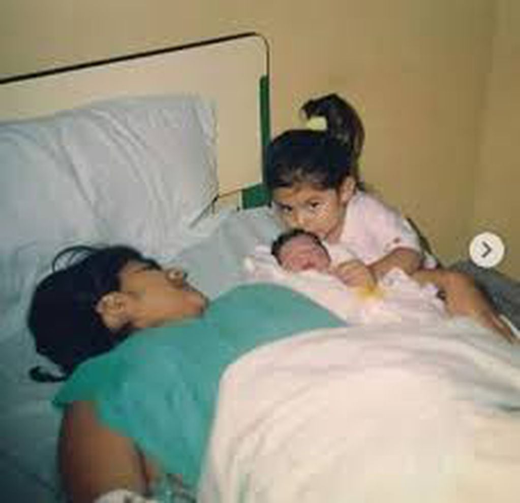Cazzu de bebé con su hermana y su mamá