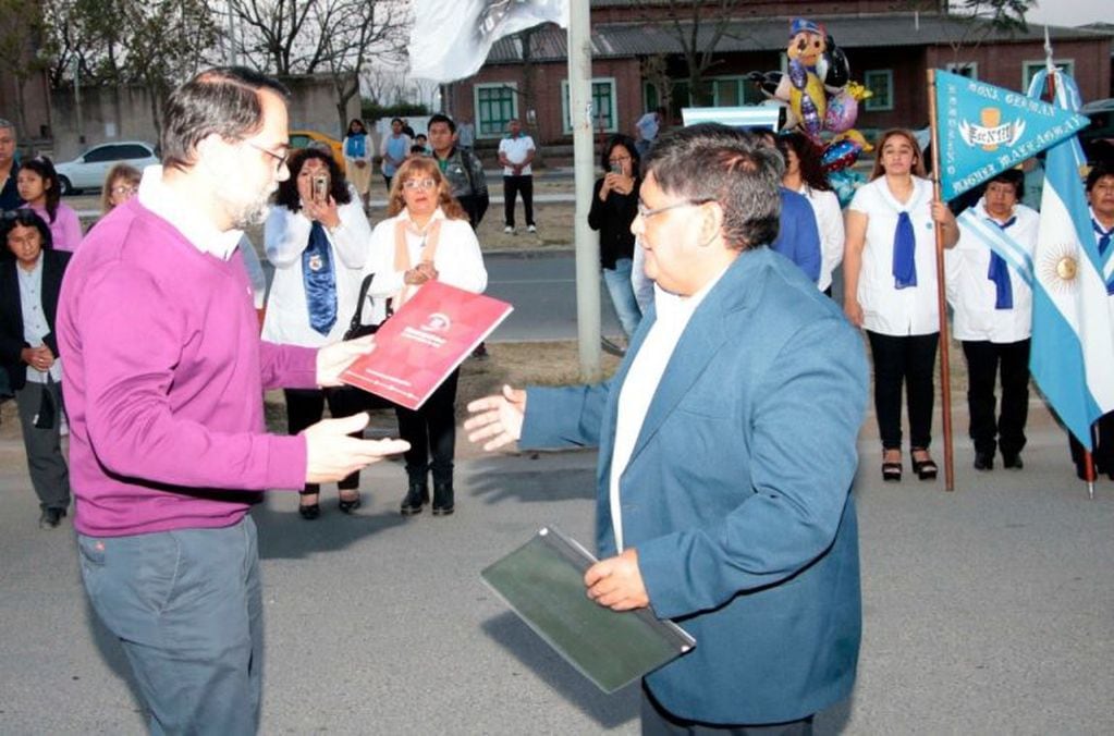 El concejal Lisandro Aguiar, a cargo del Departamento Ejecutivo municipal, entregó a Abán el decreto que declara "de interés municipal" el primer desfile de docentes con motivo del Día del Maestro en San Salvador de Jujuy.