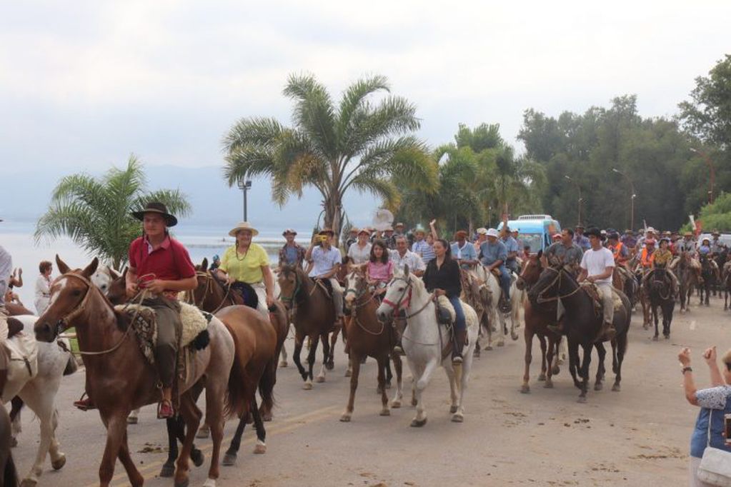 Más de 700 jinetes se juntaron a la vera del lago San Roque. (Foto: Municipal).
