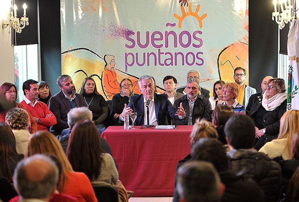 Rodríguez Saá en pleno anuncio del Mega Plan "Sueños Puntanos".