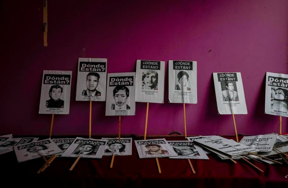 Retratos de personas que fueron detenidas y desaparecidas durante la dictadura del general Augusto Pinochet (1973-1990) están alineados en la oficina del Grupo de Familiares de Detenidos Desaparecidos en Santiago, Chile, el viernes 18 de agosto de 2023. El 30 de agosto, el Día Internacional de las Víctimas de Desapariciones Forzadas, el gobierno chileno anunció un programa dedicado a la búsqueda de los desaparecidos. (AP Foto/Esteban Félix)