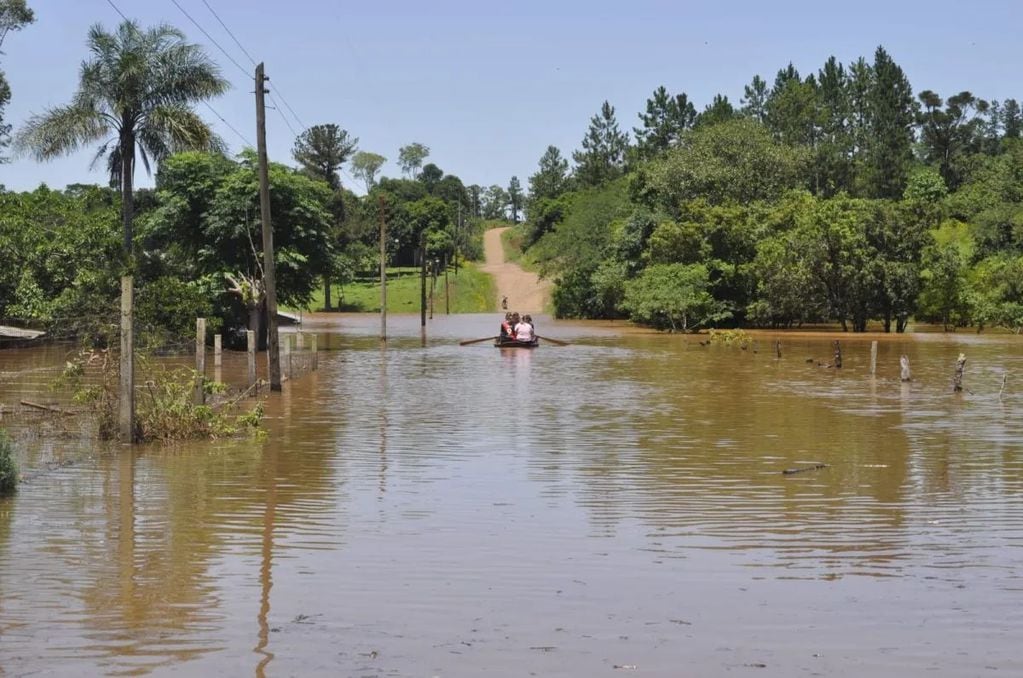 Balotaje 2023: ayudó a vecinos a cruzar las inundaciones para ir a votar en Panambí.