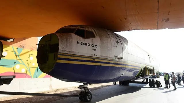 El avión que será bar en Oncativo fue trasladado y se quedó encajado debajo de un puente en la Circunvalación