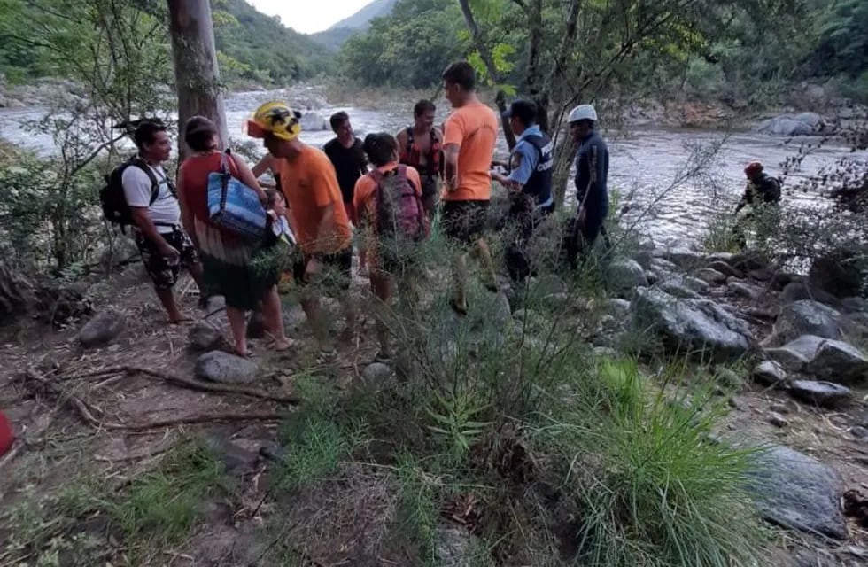 La Paisanita: dos personas fueron rescatadas tras la creciente del río