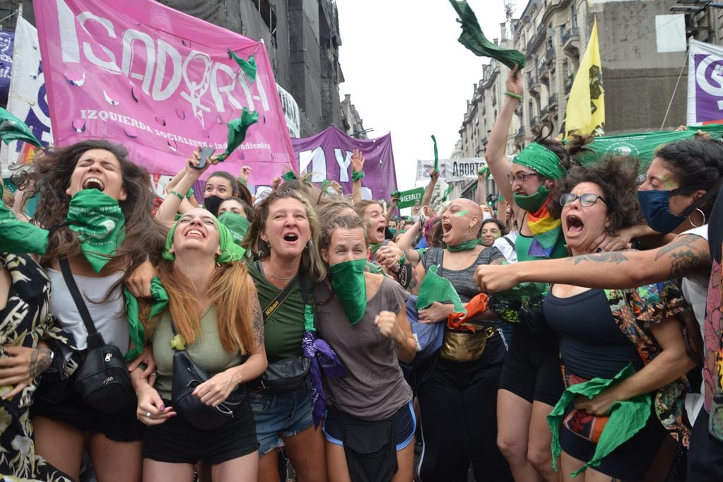 11/12/20. Militantes a favor del aborto legal festejan la media sanción de la ley de IVE. Foto: Federico Imas