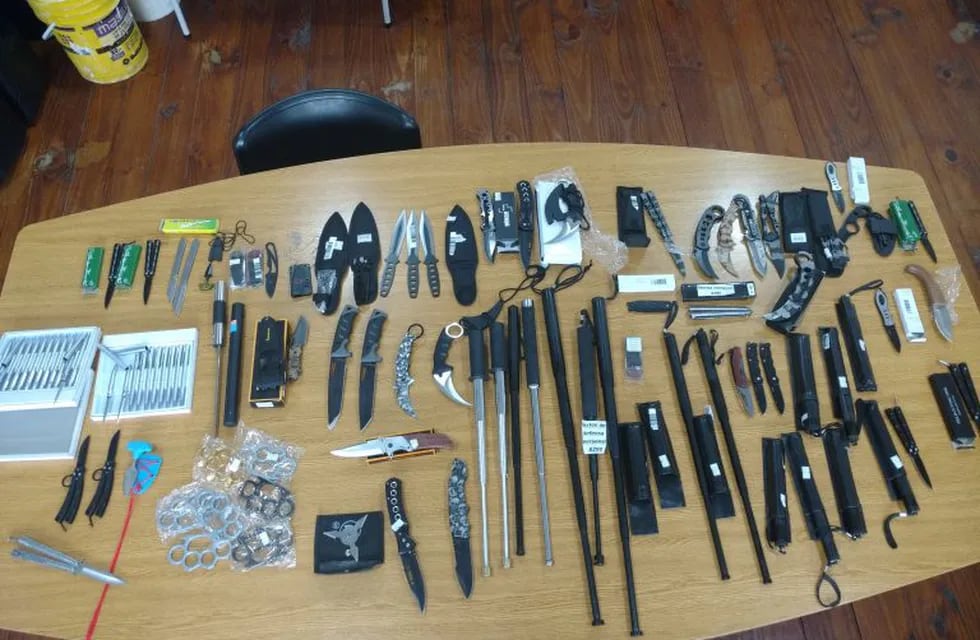 La Municipalidad realizó un procedimiento mediante el cual se secuestraron armas y objetos bélicos en una juguetería del centro.