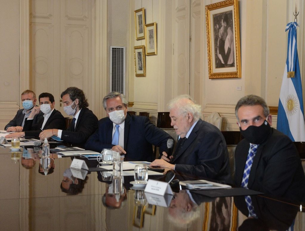 Alberto Fernández se reunió con ministros para evaluar medidas para contener la nueva variante de coronavirus