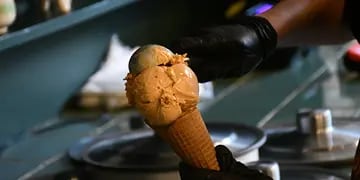 Preparación helado artesanal en Rosario