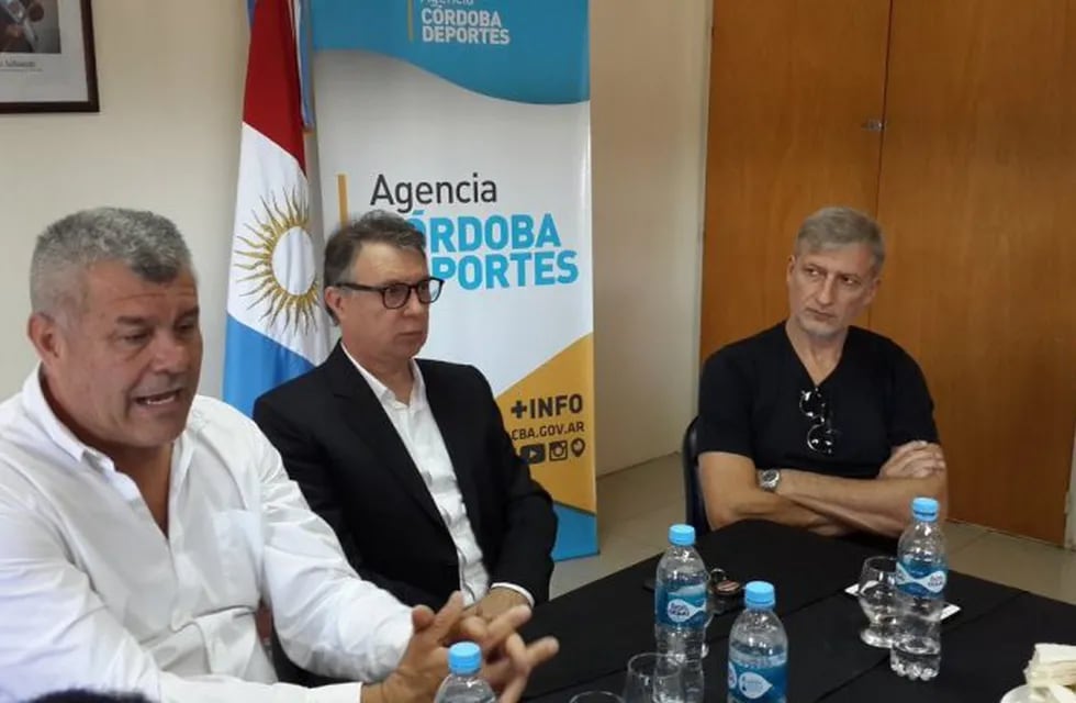 Ruben Magnano y Pichi Campana, junto a Medardo Ligorria, en el acto con autoridades de la Fiba.