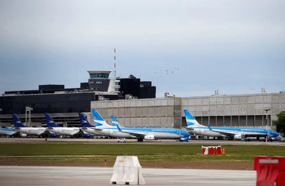 Planes of the Argentina's state-owned airline Aerolineas Argentinas are seen during a 24-hour strike called by pilots and other personnel, days before the country is hosting a G20 meeting, at Buenos Aires airport, Argentina, November 26, 2018. REUTERS/Agustin Marcarian buenos aires  paro nacional de empleados de aerolineas argentinas y austral gremios reclaman por un aumento no otorgado Aeroparque Jorge Newbery vacio sin vuelos actividad