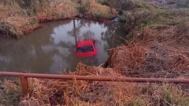 Dos de Mayo: Un vehículo terminó en un arroyo luego de despistar