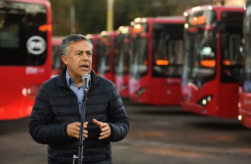 Cornejo presentó los nuevos colectivos eléctricos para el transporte público de Mendoza