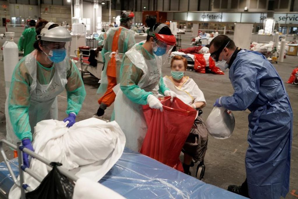 Fotografía facilitada por la Comunidad de Madrid, del personal sanitario atendiendo a pacientes en el hospital de campaña de Ifema, en Madrid. (Foto: EFE/Comunidad de Madrid)