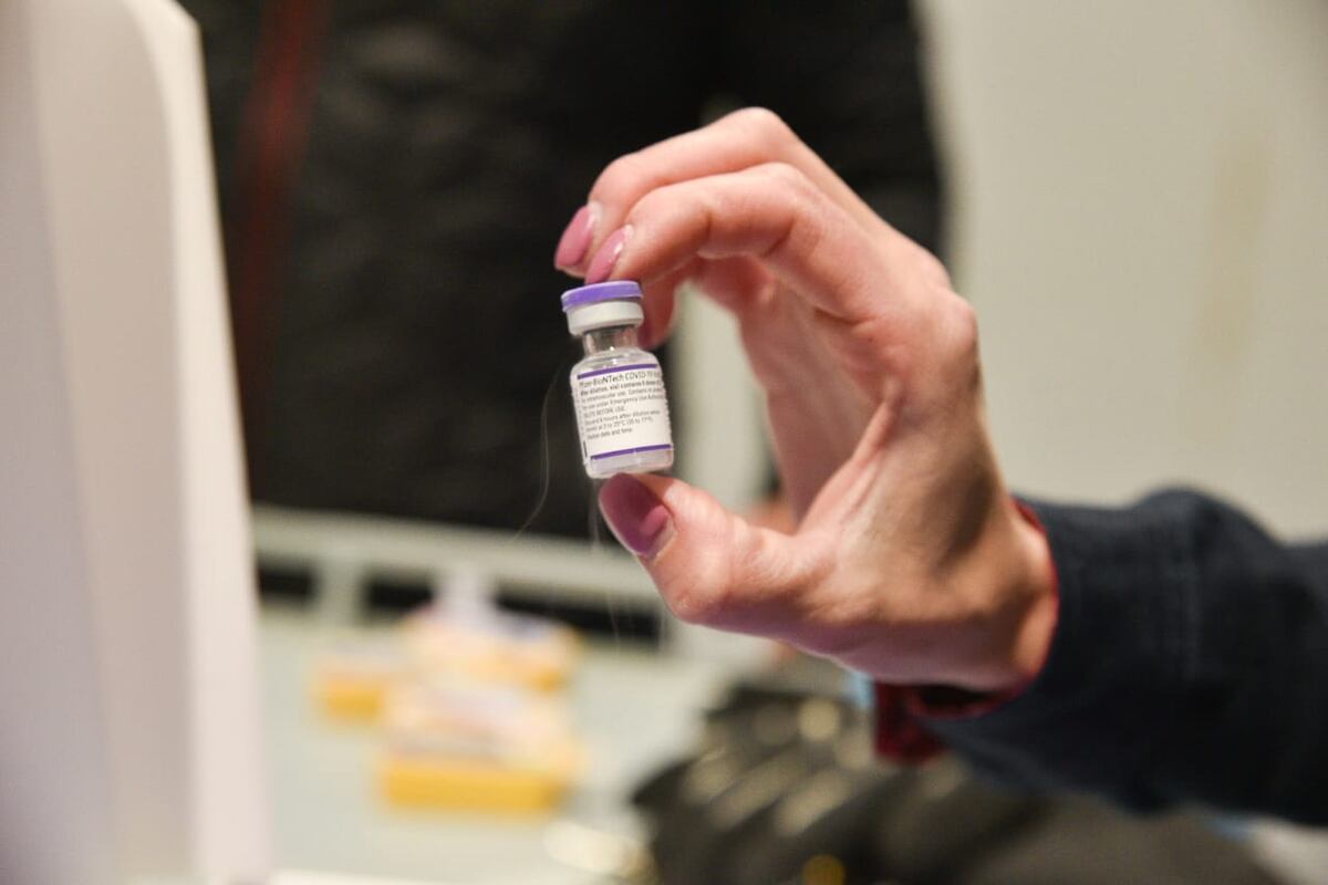 La vacuna Pfizer sería eficaz contra la nueva cepa después de la tercera dosis.
