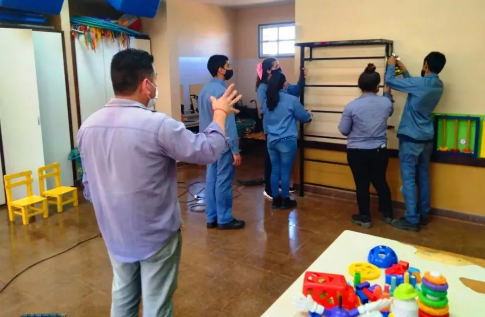 Estudiantes instalan equipamientos en la Escuela Especial 28 de Bernardo de Irigoyen.