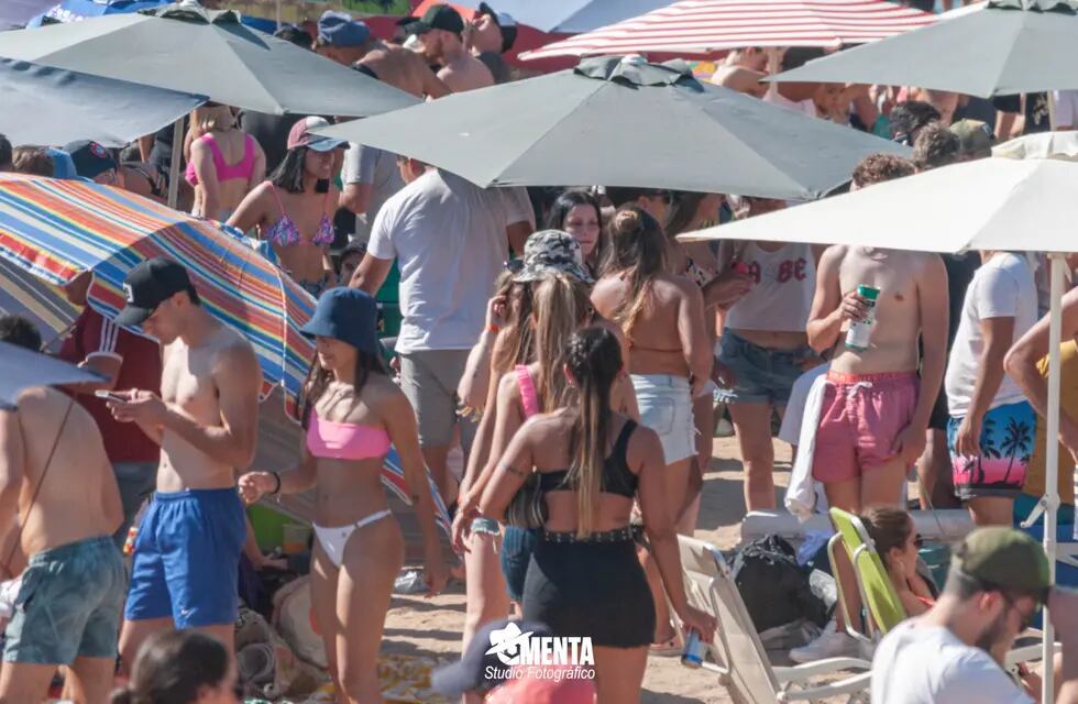 Cientos de jóvenes se autoconvocaron en la playa central de Miramar sin respetar medidas sanitarias por el coronavirus.