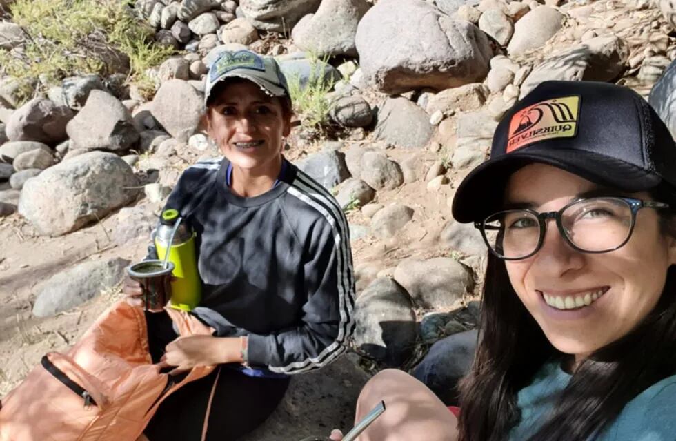 Marisa y Mirna limpian las costas del río Nahueve los fines de semana.