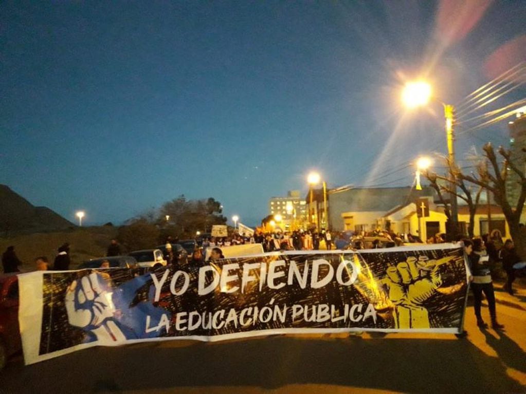 Movilización docente en Comodoro Rivadavia. Foto Marcelo Vidal/Del Mar