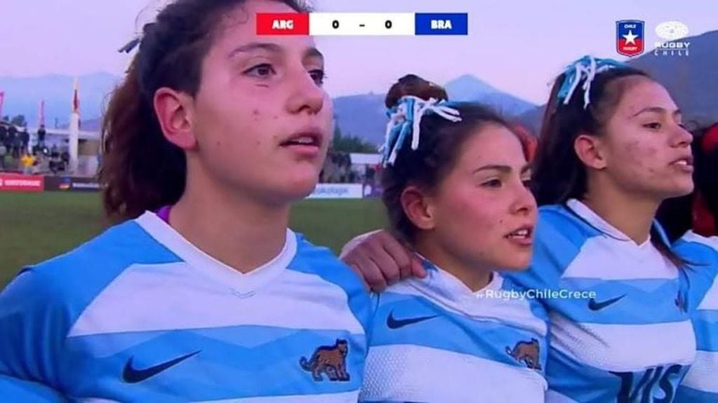 Victoria Brito cantando el himno nacional en la final del Sudamericano de rugby femenino jugado en Chile