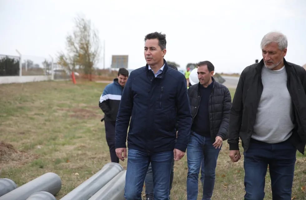 Manuel Calvo recorriendo obras junto a Héctor "Pichi" Campana.