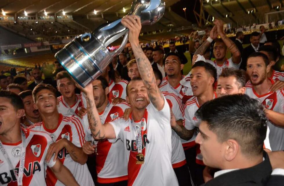 CORDOBA FINAL DE LA COPA ARGENTINArnRIVER ROSARIO CENTRAL river campeon del torneornPhoto released by Telam shows Argentina's River Plate footballers as they celebrate winning the Copa Argentina tournament after defeating Rosario Central 4-1 in their fina