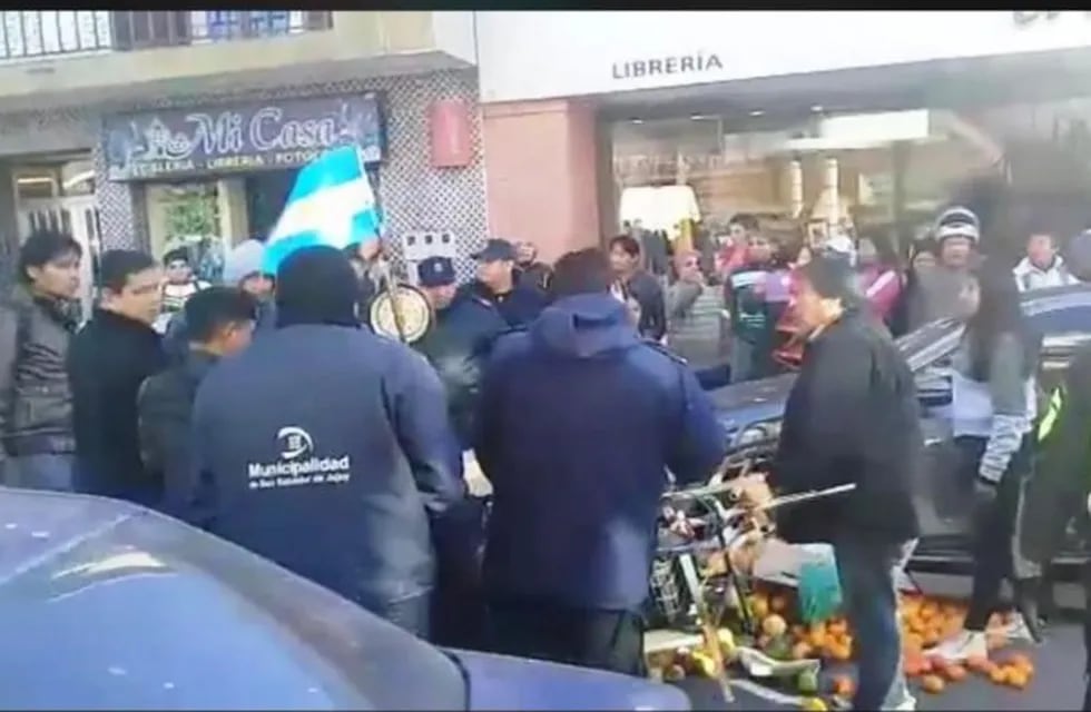 Policía provincial desaloja violentamente a vendedor ambulante
