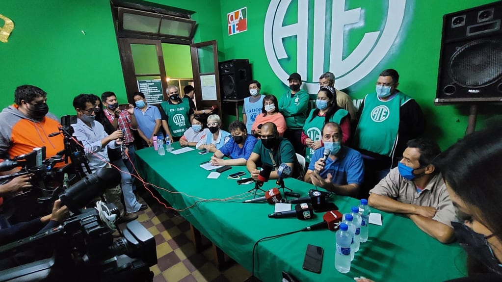 "Hace cinco meses que los sueldos de los empleados estatales están congelados", dijo el secretario general de la Asociación de Profesionales Universitarios de la Administración Pública (APUAP), Nicolás Fernández.