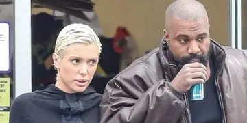 El polémico look de Bianca Censori, la esposa de Kanye West: sin ropa interior y con medias can can