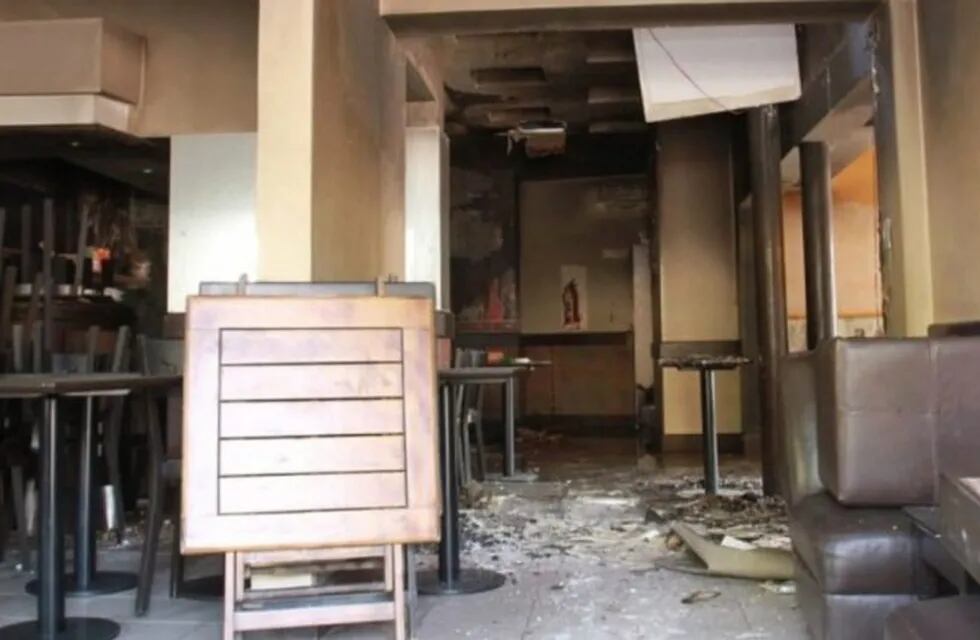 Así quedó el interior del Café Martínez luego del incendio.