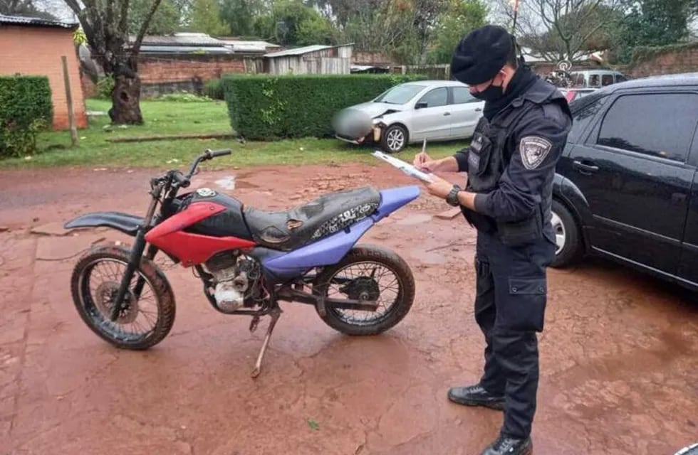 Tras la pista de un robo, hallaron coatíes en cautiverio, droga y una moto con pedido de secuestro.
