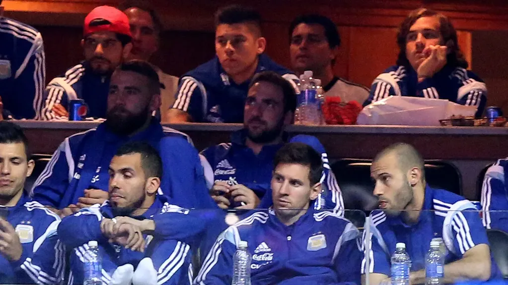 Messi y la delegación argentina mirando un partido de NBA