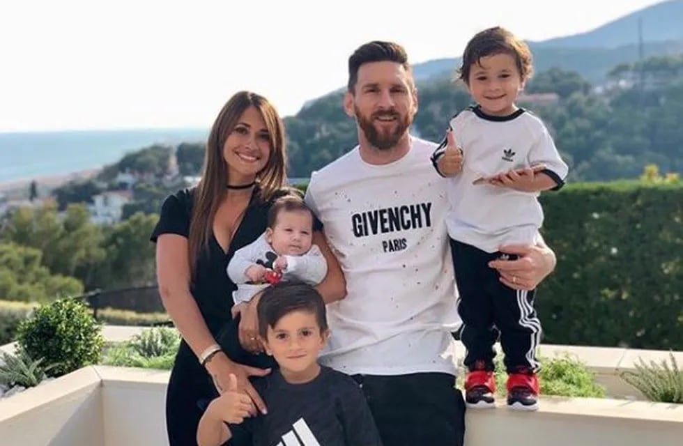 Mateo Messi (derecha) se hizo viral por su particular pose en una foto durante el casamiento de Cesc Fábregas. Foto: Instagram(antoroccuzzo88