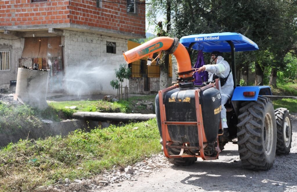Cuadrillas municipales trabajan en la fumigación de potenciales focos de reproducción de mosquitos vectores, en San Salvador de Jujuy.