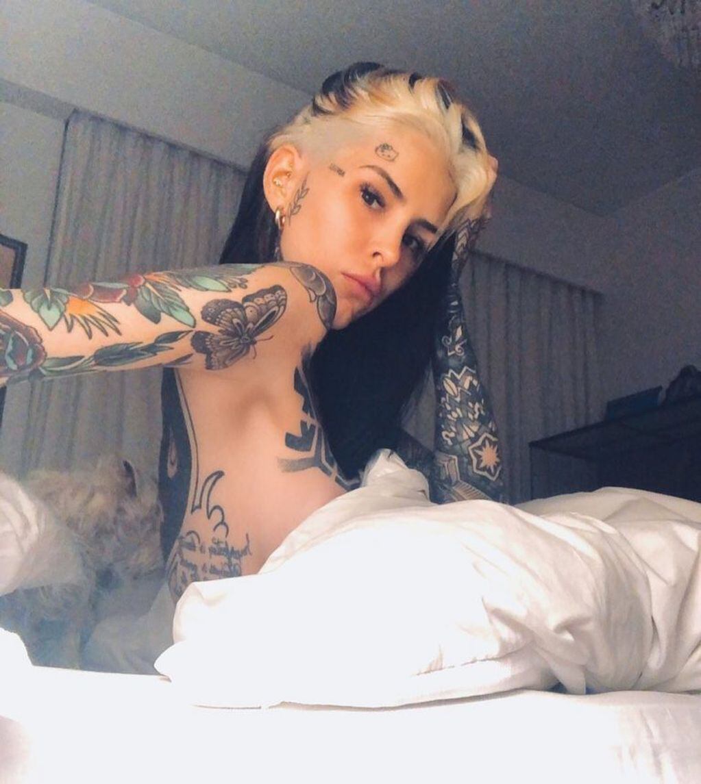 Desde la cama, Candelaria Tinelli compartió una infartante selfie semidesnuda, que "incendió" Instagram y sorprendió a los usuarios.
