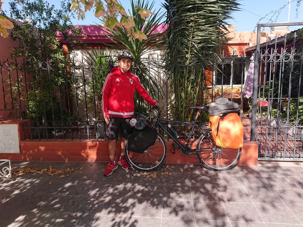 Exequiel Arce, el joven tucumano a quien le robaron su bici en Mendoza regresa a la ruta después de 20 días.