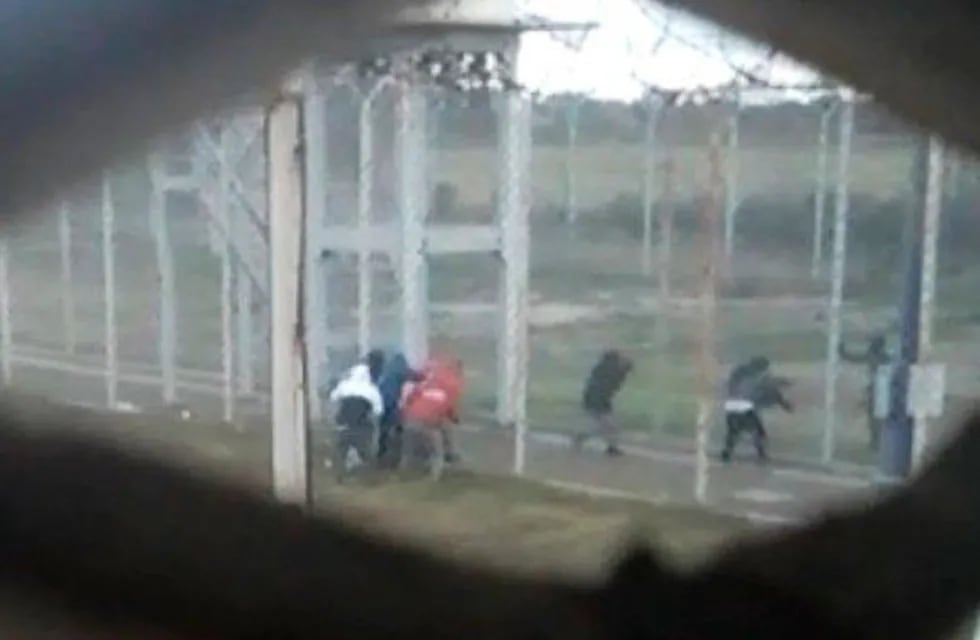 Un grupo de 8 reclusos consiguió atravesar el doble cerco perimetral que habían abierto con una amoladora. (Captura de video)